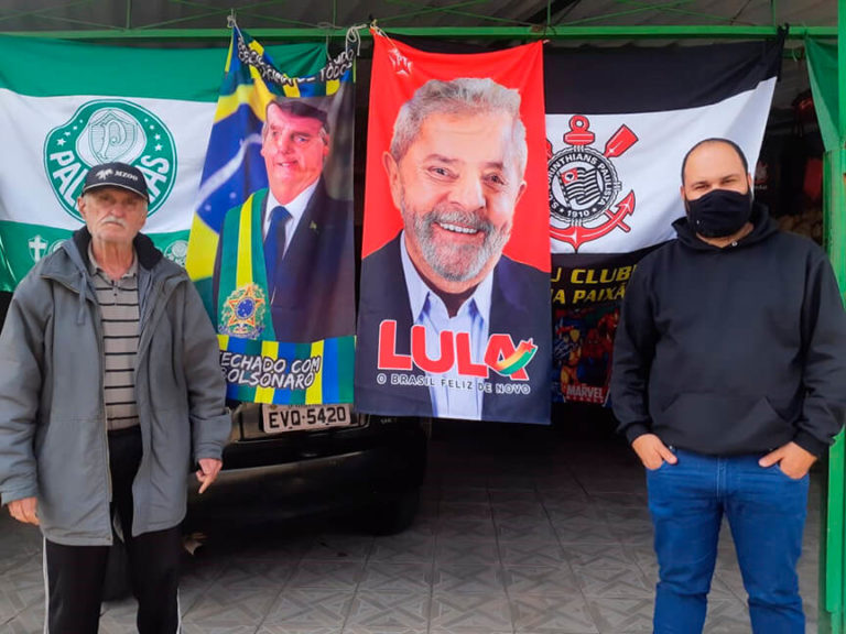 Presidential candidates' beach towels. (Photo internet reproduction)