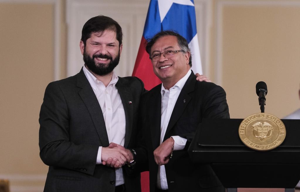 Chilean President Gabriel Boric (left) and Colombian President Gustavo Petro (right).
