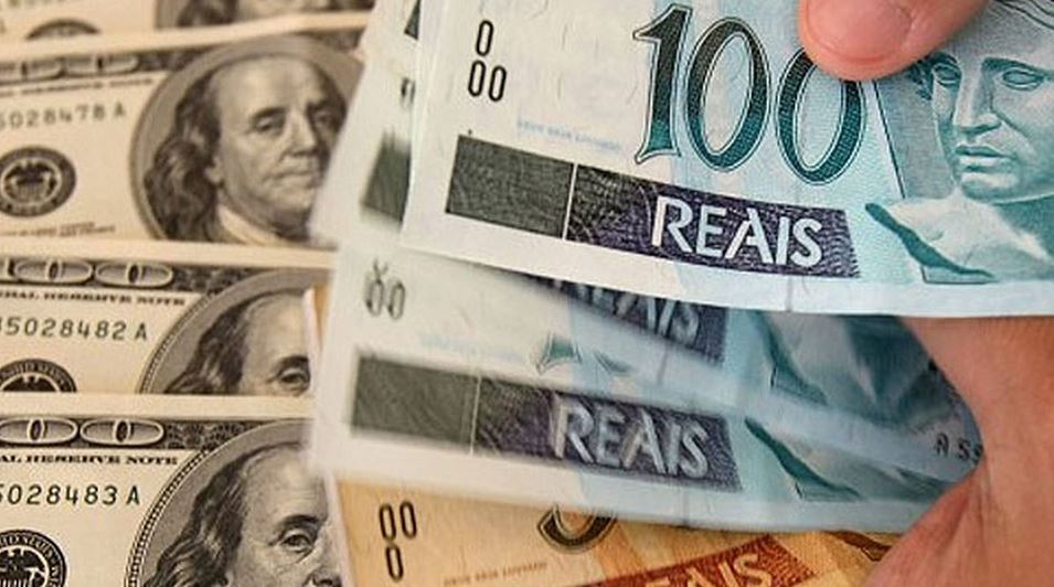 The commercial euro retreated throughout the day and closed at R$5.138, down 0.98%. Since 2002, when it was created, the currency had not been lower than the dollar.