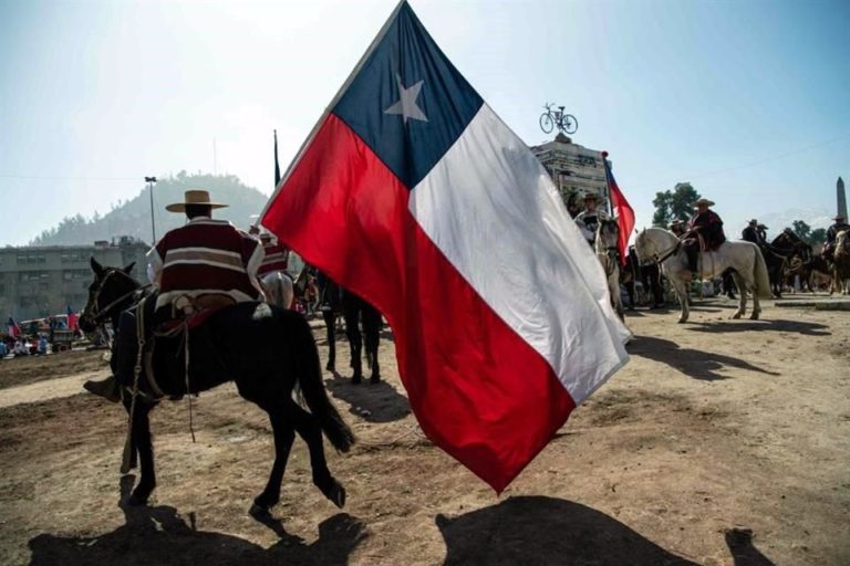 Chile: Supporters and opponents of a new constitution clash