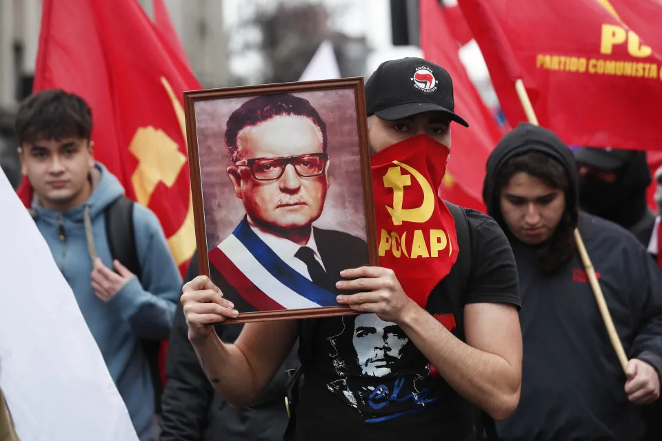 Thousands pay tribute to Allende on 49th anniversary of Chile coup. (Photo internet reproduction)