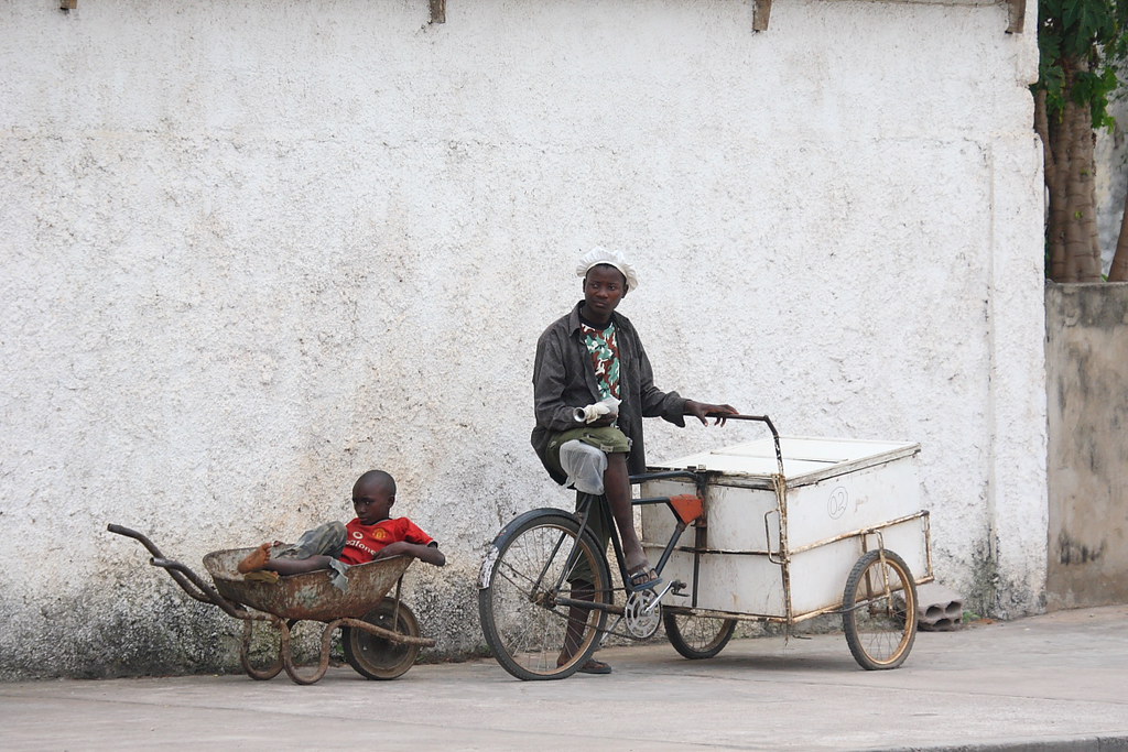 Boy and man in Mozambique. (Photo internet reproduction)