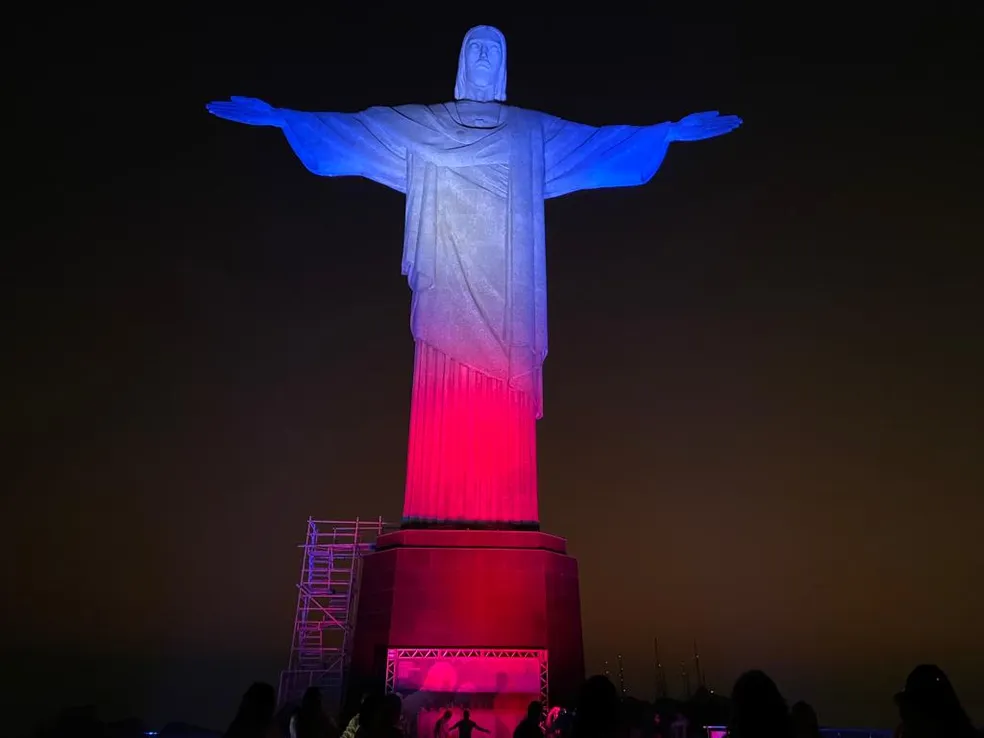 Christ the Redeemer in Rio illuminated with the colors of the United Kingdom in honor of the Queen. (Photo internet reproduction)