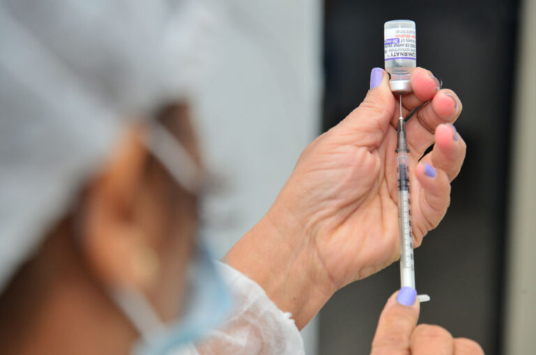 Brazil vaccinated 55.7% of the population with third dose against covid