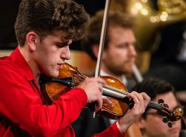 17-year-old Brazilian violinist wins international competition in Austria