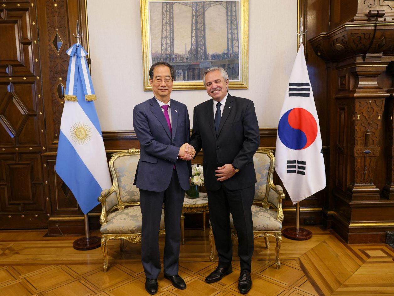 South Korean Prime Minister Han Duck-Soo (left) and Argentine President Alberto Fernandez (right).