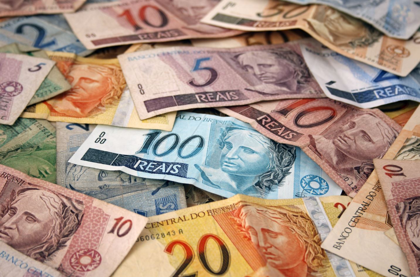 Since Brazil is a creditor in foreign currency, the rise in the dollar reduces the net debt, which discounts the international reserves.