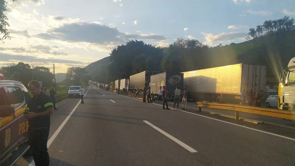 Bolsonarist truck drivers close both directions of main road link between São Paulo and Rio de Janeiro. (Photo internet reproduction)