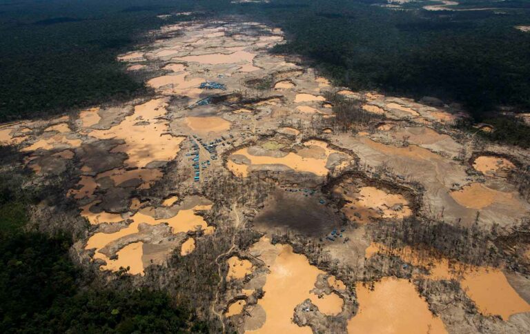 Peruvian prosecutor’s office arrests members of illegal mining mafia in Amazonia