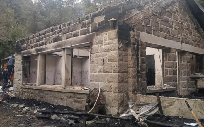 Lafken Winkul Mapu group burns down houses. (Photo internet reproduction)