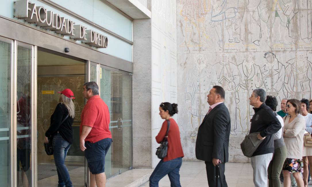 Brazilians queue up early to vote in Lisbon. (Photo internet reproduction)