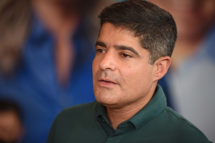 ACM Neto (União Brasil), who is running for the government of Bahia, declared himself white in August and then changed to brown.