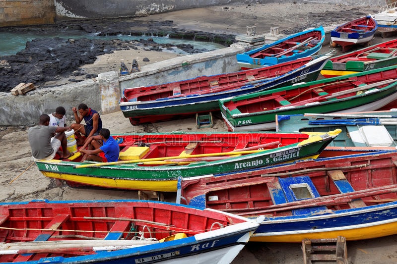 At the national level, the island of Santiago has the most boats (artisanal vessels).