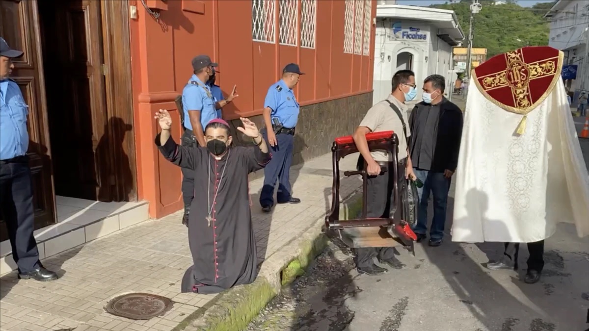 Police moved into the Episcopal Curia of Matagalpa, where they detained Bishop Rolando Álvarez, ten clergy members, and a cameraman for 15 days.