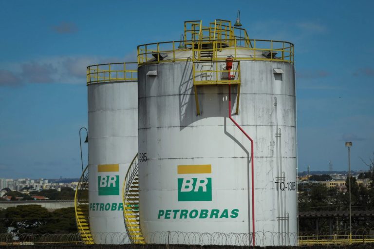 Bolsonaro speeds up Petrobras privatization and exposes Brazil to fuel increases