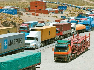 In Bolivia heavy transport begins blockade of borders due to suspension of exports of products. (Photo internet reproduction)