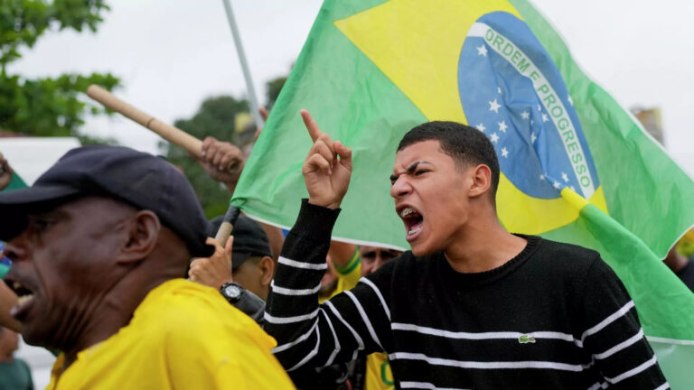 Pro-Bolsonaro uprising: crowd demands military intervention during protests in Rio de Janeiro