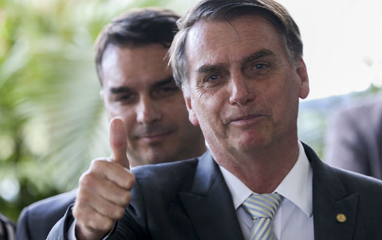 Flavio and Jair Bolsonaro. (Photo internet reproduction)
