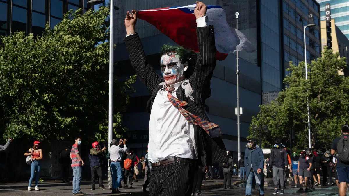Chilean leftist Joker at a 2020 protest against the Piñera government. Today, the Joker rules in Chile. (Photo internet reproduction)