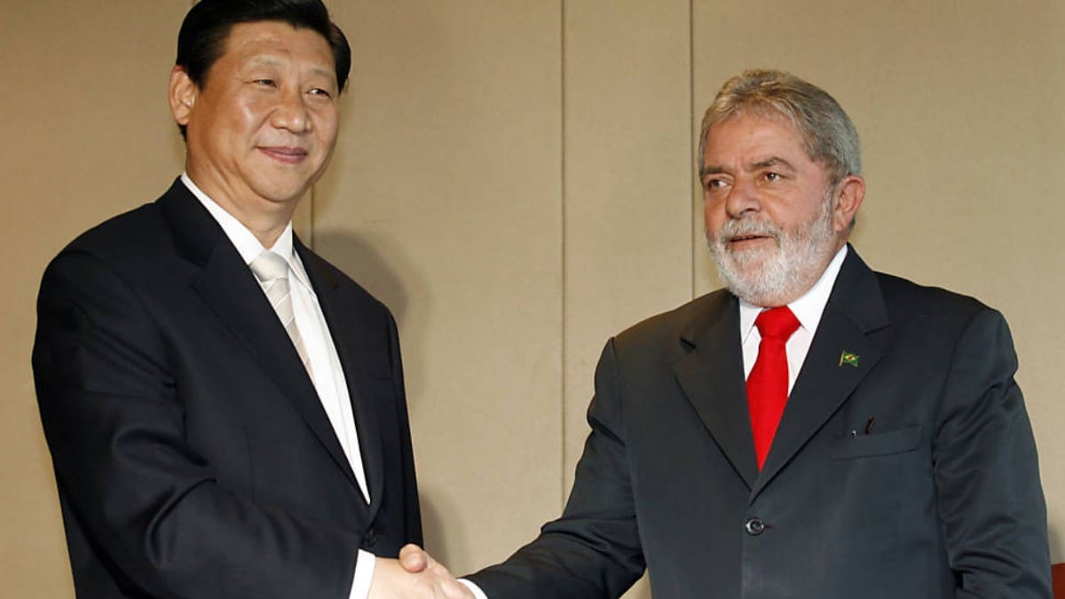 Chinese President Xi Jinping (left) and Brazilian President-elect Lula da Silva.