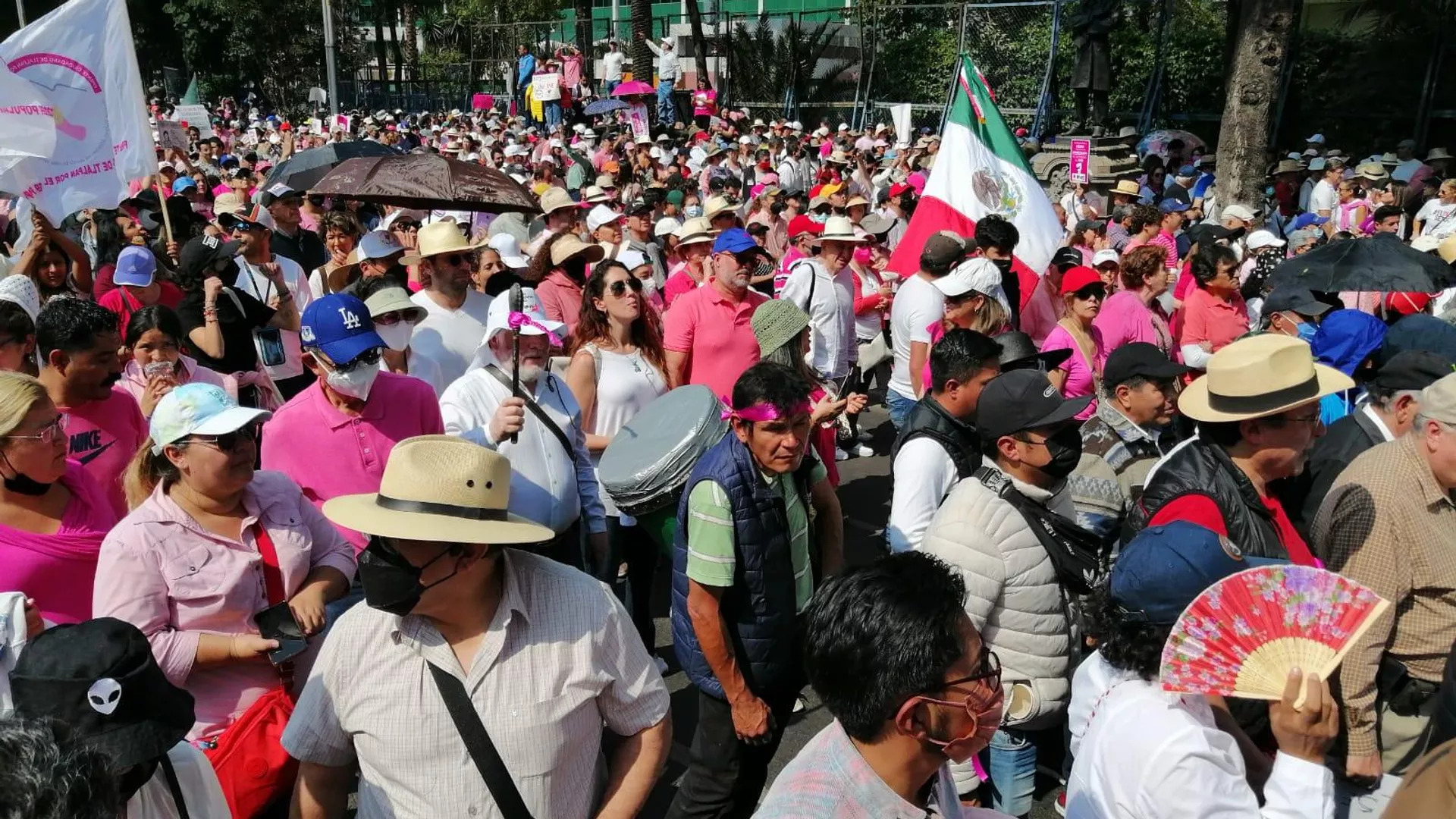 In Mexico, AMLO's opponents demonstrate against his electoral reforms. (Photo internet reproduction)