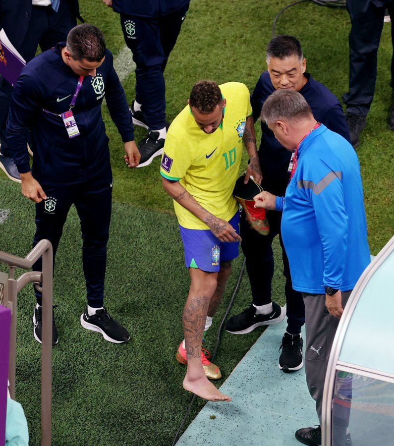 Neymar leaves the field crying in the national team's debut. (Photo internet reproduction)