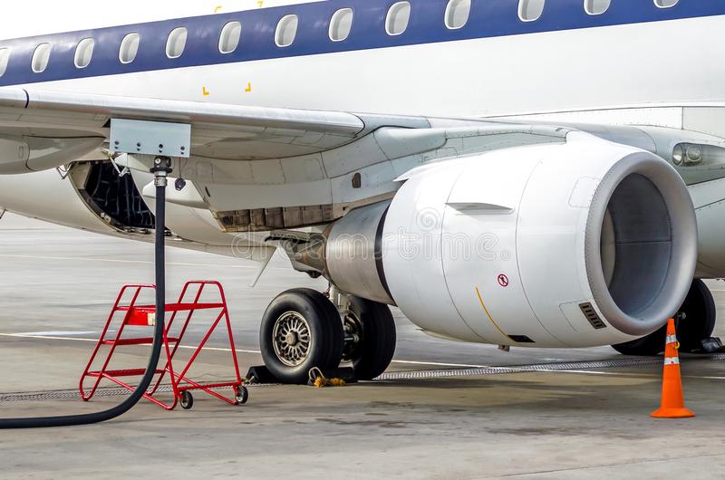 aviao-abastecendo