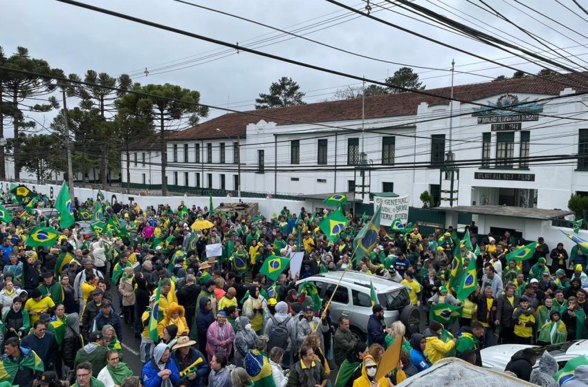 Dressed in yellow-green, the demonstrators occupied the gates of military bases all over Brazil.
