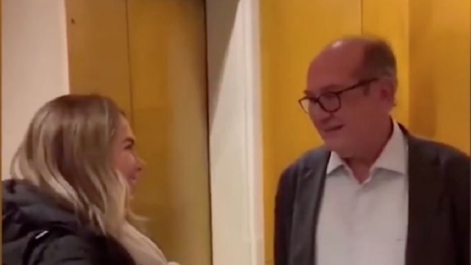 Woman talks to Brazilian STF Justice GIlmar Mendes.
