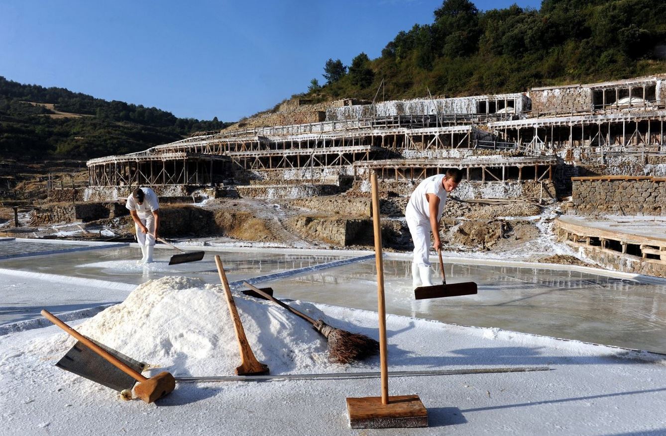 With the money received from the production and sale of salt, the Añana farmers can produce their food in an agroforestry model.
