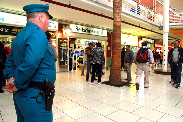 Wave of robberies in shopping centers exposes public safety crisis in Chile