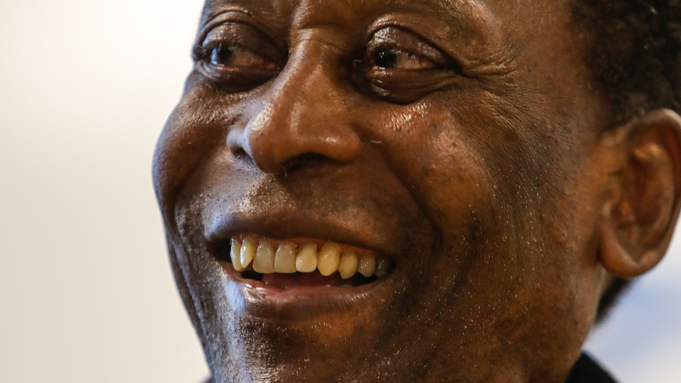 Pelé shows "progressive improvement" and "no new complications
