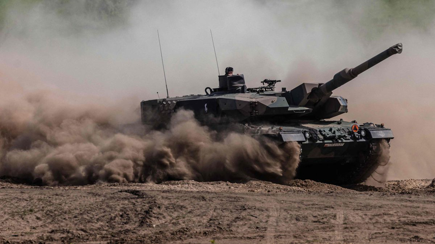 private call, Germany agrees to send Leopard battle tanks to Ukraine and Biden joins in by sending M1 Abrams tanks