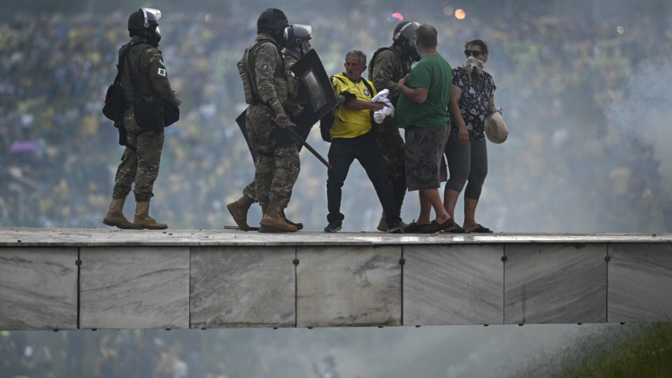 Policías antidisturbios entran al palacio presidencial de Brasil