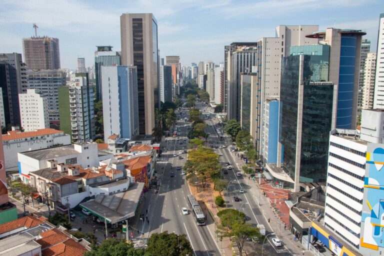 Brazilian companies make less profit and reduce investments