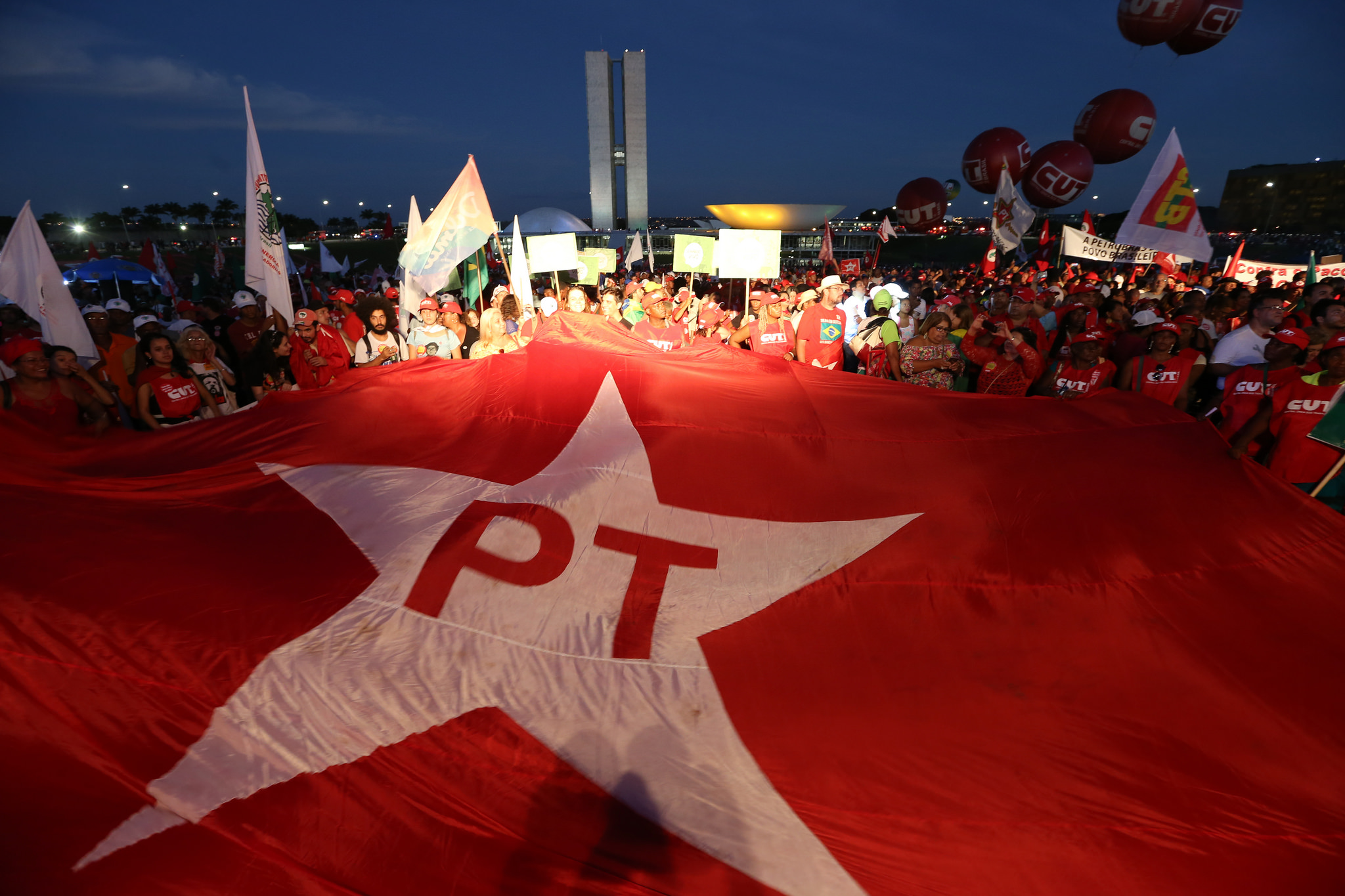 The flag of Lula's PT party. What does it remind you of at first sight? (Photo internet reproduction)