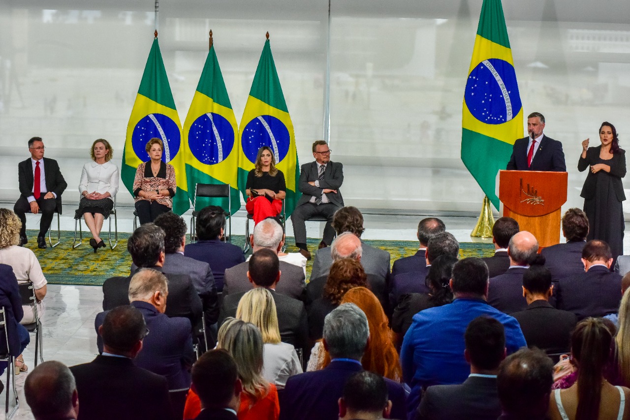 Minister Paulo Pimenta, who took office this Tuesday (Jan. 3) at the Social Communication (SECOM) portfolio, guarantees the federal government's new form of communication. (Photo internet reproduction)