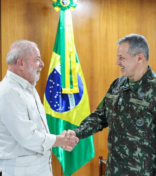 Who is Tomás Miguel Ribeiro Paiva, the general who takes command of the army and initiates debolsonarization?