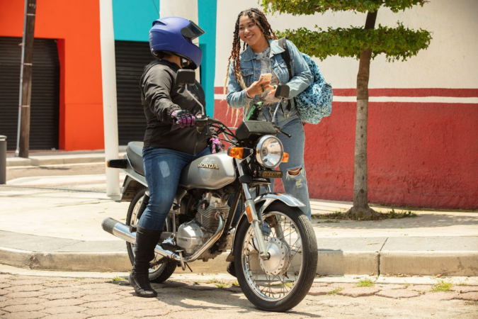 Uber announces motorcycle travel option in São Paulo and Rio, but city halls demand service suspension