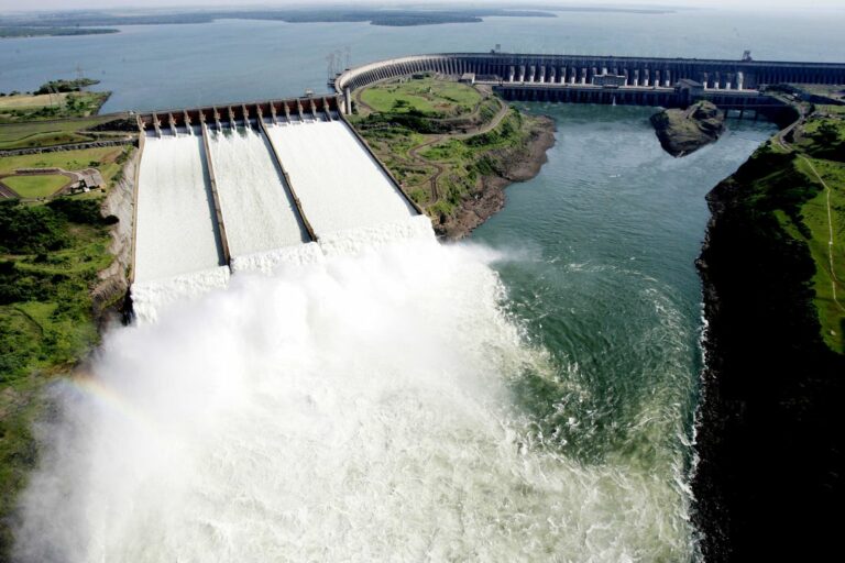 Fault in the Itaipu hydroelectric plant leaves much of Paraguay without power