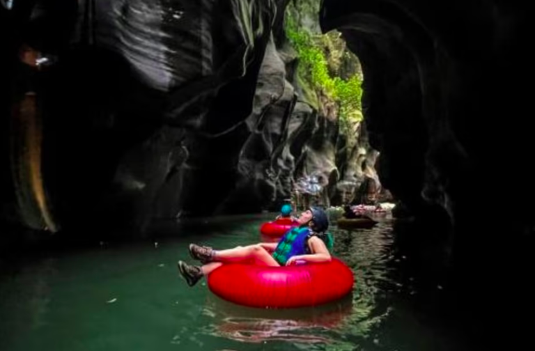 Tourism takes majestic canyon in Colombia from armed conflict