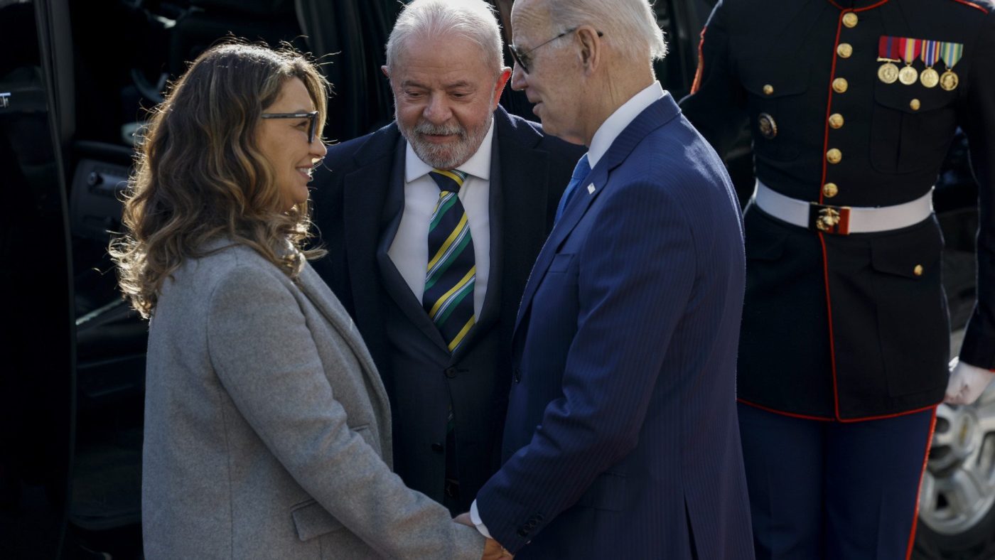 "It is too good to see Lula being humiliated in front of the world. Every cuckold has the woman he deserves," said one profile commenting on a meme highlighting the closeness of Biden and Janja. (Photo internet reproduction)