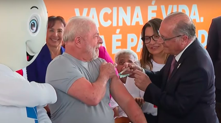 Lula is vaccinated by Alckmin