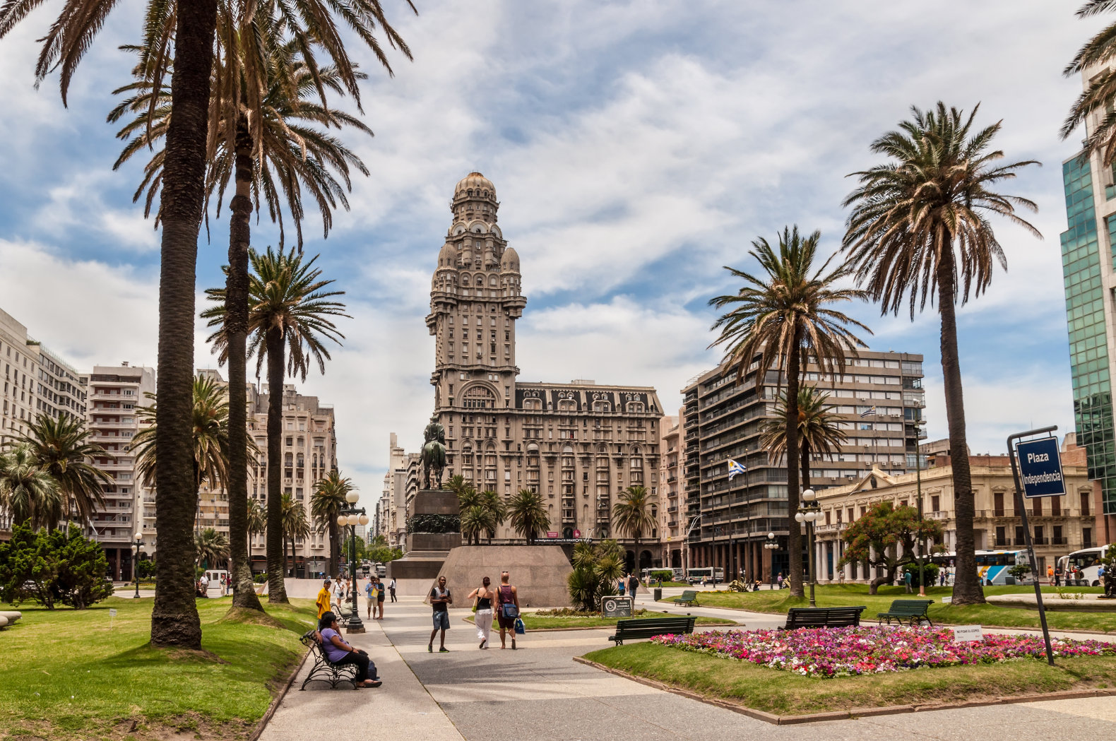 Montevideo central square. (Photo internet reproduction)