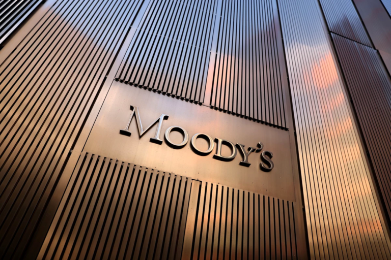 Moody’s cuts outlook for Argentine banks, anticipates recession, and warns of a run on deposits
