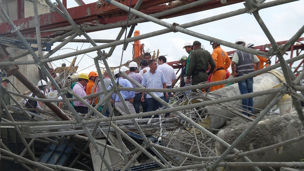 Two people died, and 15 more were injured after the collapse of the La Vieja river bridge. (Photo internet reproduction)