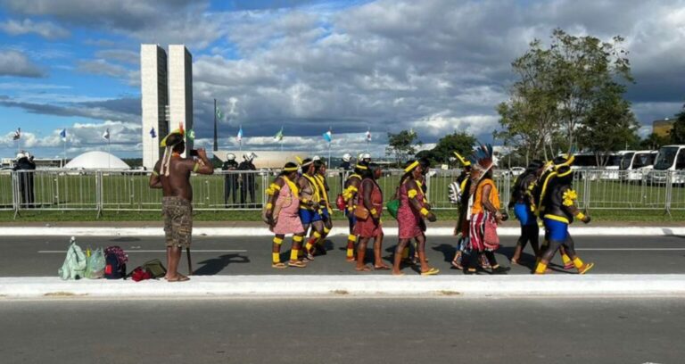 Brazil: indigenous peoples protest against bills in Brasília