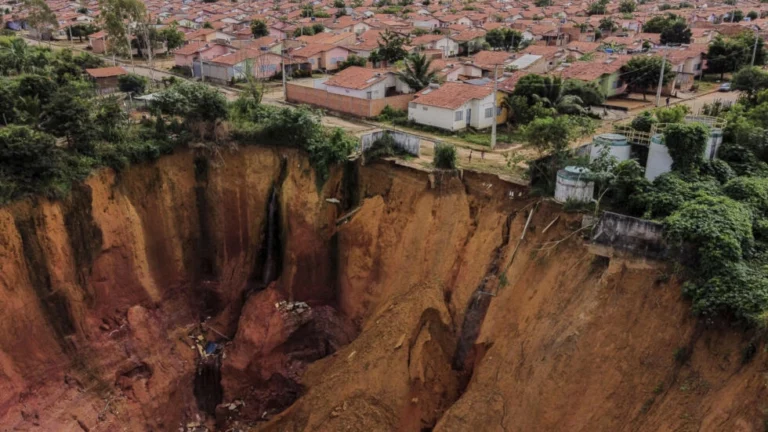City in the Brazilian Amazon collapses in the face of advancing craters
