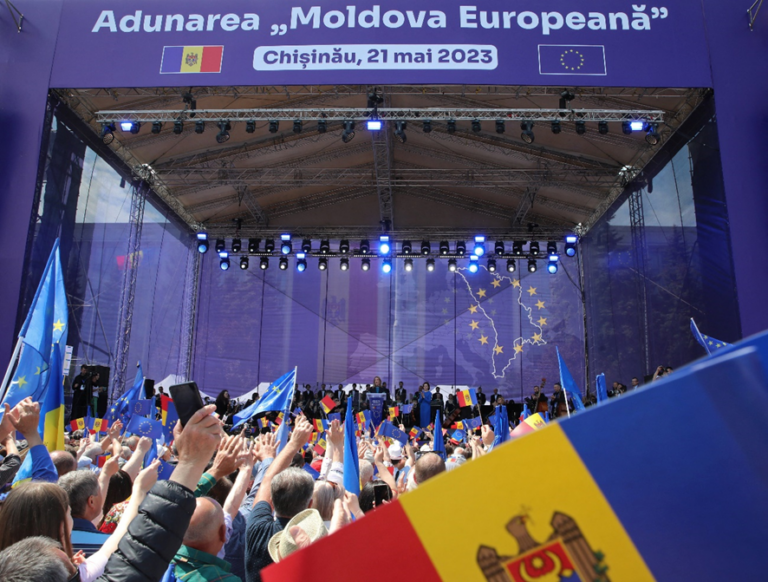 Crowded demonstrations in Moldova in favor of the accession to the European Union