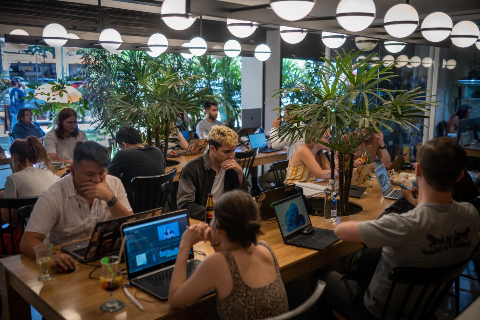 Co-working spaces are opening up by the dozens in places that are preferred by digital nomads. (Photo Internet reproduction)